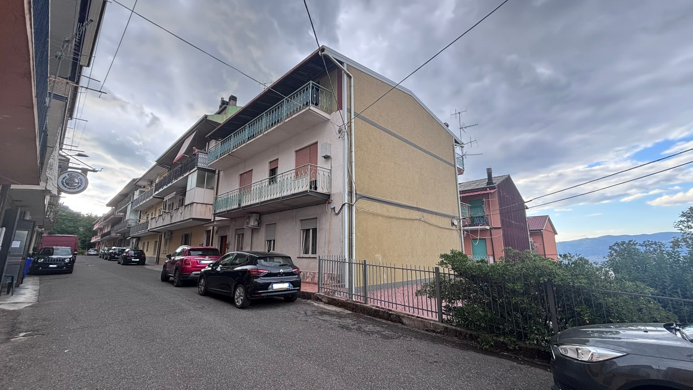 Fabbricato con appartamenti e magazzino