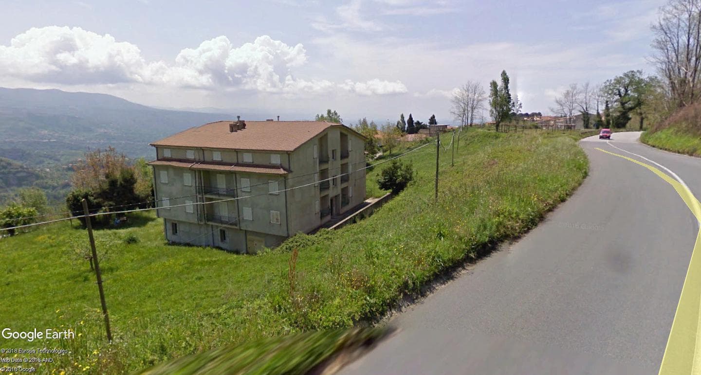 Fabbricato con appartamenti e garage